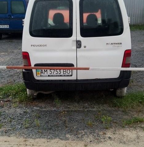 Белый Пежо Partner, объемом двигателя 2 л и пробегом 300 тыс. км за 1700 $, фото 2 на Automoto.ua