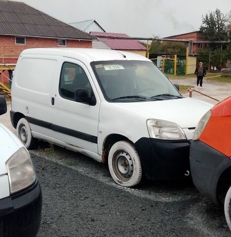 Белый Пежо Partner, объемом двигателя 2 л и пробегом 300 тыс. км за 1700 $, фото 1 на Automoto.ua