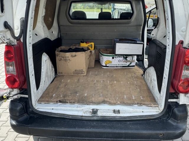 Белый Пежо Partner, объемом двигателя 1.6 л и пробегом 440 тыс. км за 5500 $, фото 1 на Automoto.ua