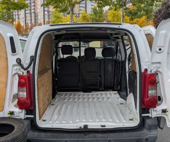 Белый Пежо Partner, объемом двигателя 1.6 л и пробегом 376 тыс. км за 2900 $, фото 14 на Automoto.ua