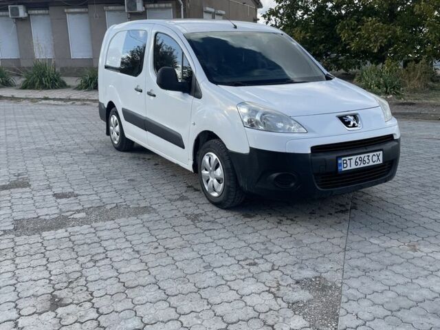 Белый Пежо Partner, объемом двигателя 1.6 л и пробегом 380 тыс. км за 4500 $, фото 2 на Automoto.ua