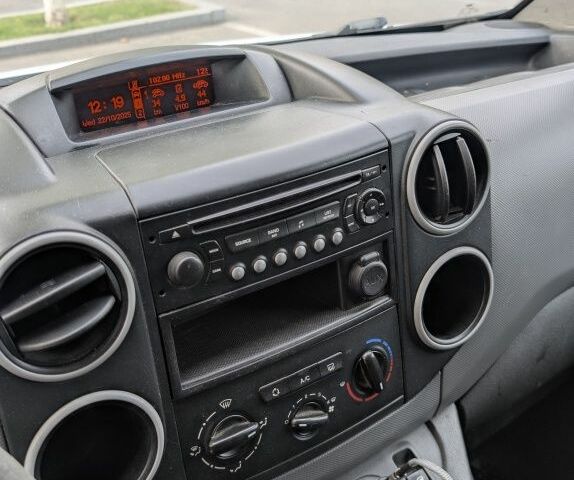 Белый Пежо Partner, объемом двигателя 1.6 л и пробегом 376 тыс. км за 2900 $, фото 11 на Automoto.ua