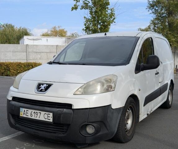 Белый Пежо Partner, объемом двигателя 1.6 л и пробегом 376 тыс. км за 2900 $, фото 1 на Automoto.ua