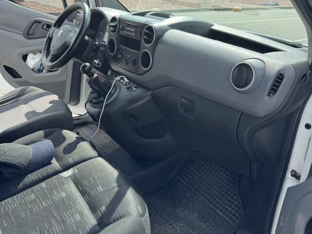 Белый Пежо Partner, объемом двигателя 1.6 л и пробегом 440 тыс. км за 5500 $, фото 3 на Automoto.ua