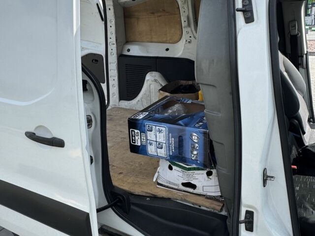 Белый Пежо Partner, объемом двигателя 1.6 л и пробегом 440 тыс. км за 5500 $, фото 2 на Automoto.ua