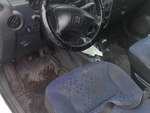 Белый Пежо Partner, объемом двигателя 1.4 л и пробегом 250 тыс. км за 2000 $, фото 3 на Automoto.ua