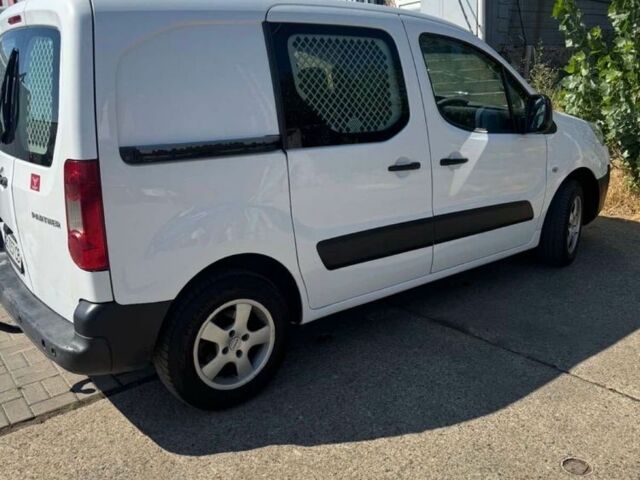 Белый Пежо Partner, объемом двигателя 1.6 л и пробегом 362 тыс. км за 4000 $, фото 4 на Automoto.ua