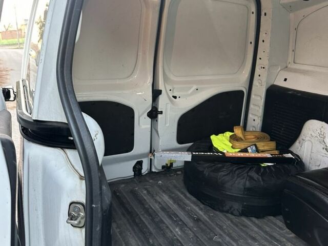 Білий Пежо Partner, об'ємом двигуна 1.6 л та пробігом 238 тис. км за 2500 $, фото 3 на Automoto.ua