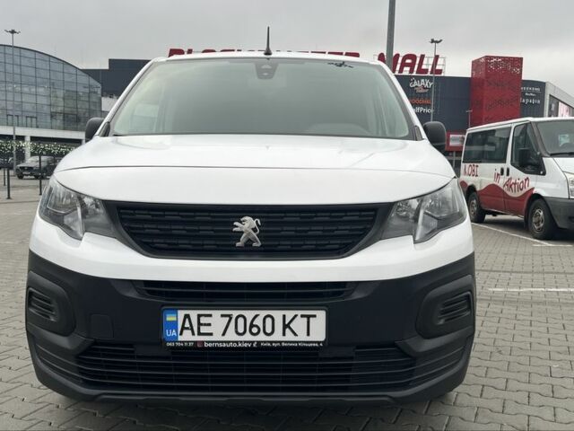 Белый Пежо Partner, объемом двигателя 1.6 л и пробегом 178 тыс. км за 13900 $, фото 1 на Automoto.ua