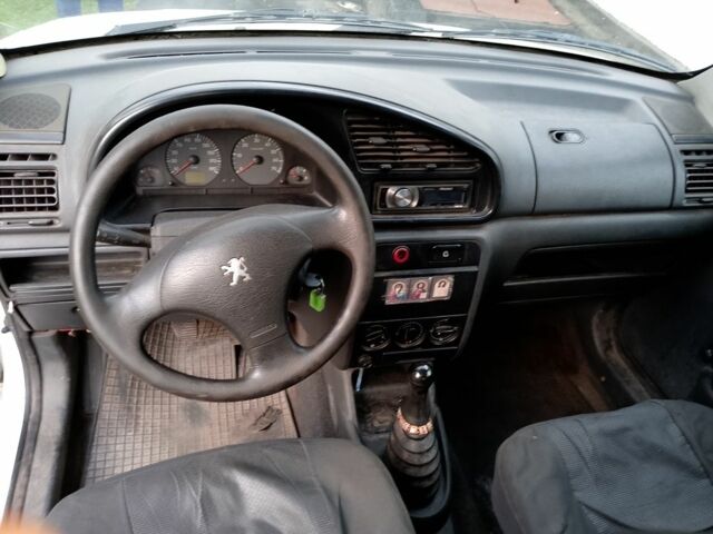 Белый Пежо Partner, объемом двигателя 2 л и пробегом 207 тыс. км за 2500 $, фото 5 на Automoto.ua