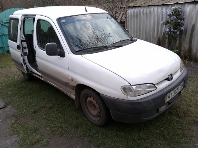 Белый Пежо Partner, объемом двигателя 2 л и пробегом 207 тыс. км за 2500 $, фото 1 на Automoto.ua