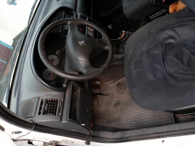 Белый Пежо Partner, объемом двигателя 2 л и пробегом 207 тыс. км за 2500 $, фото 3 на Automoto.ua