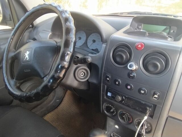 Белый Пежо Partner, объемом двигателя 1.6 л и пробегом 263 тыс. км за 4000 $, фото 7 на Automoto.ua