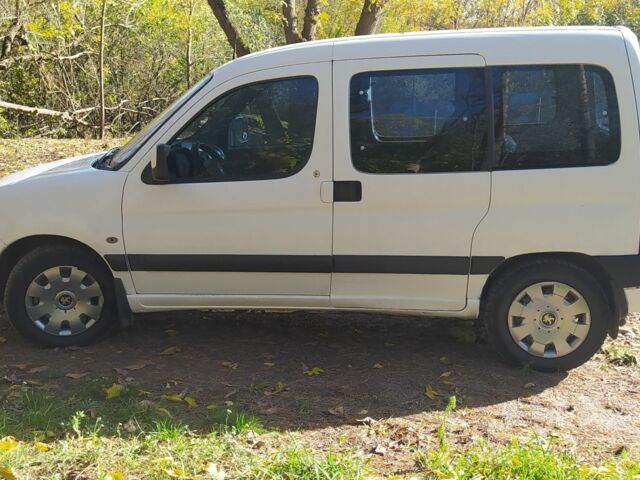 Белый Пежо Partner, объемом двигателя 1.6 л и пробегом 263 тыс. км за 4000 $, фото 6 на Automoto.ua