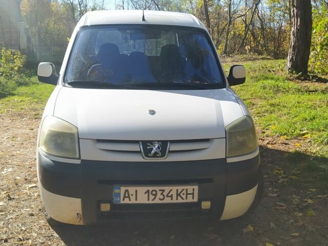 Белый Пежо Partner, объемом двигателя 1.6 л и пробегом 263 тыс. км за 4000 $, фото 1 на Automoto.ua