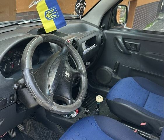 Белый Пежо Partner, объемом двигателя 1.4 л и пробегом 250 тыс. км за 1900 $, фото 1 на Automoto.ua