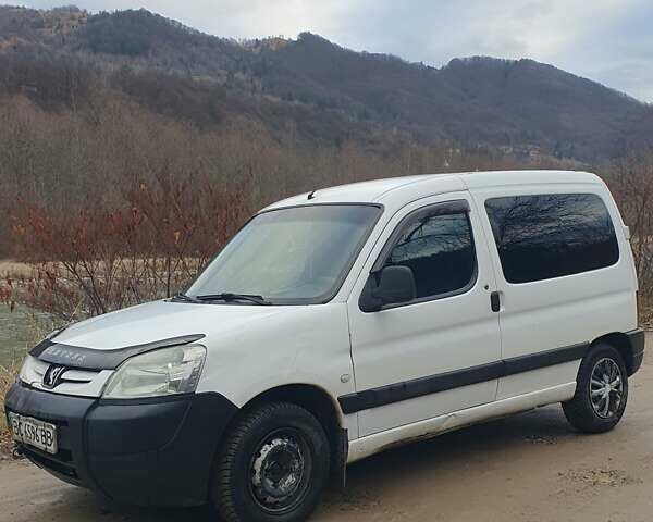 Белый Пежо Partner, объемом двигателя 1.4 л и пробегом 230 тыс. км за 1900 $, фото 1 на Automoto.ua