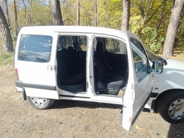 Белый Пежо Partner, объемом двигателя 1.6 л и пробегом 263 тыс. км за 4000 $, фото 9 на Automoto.ua