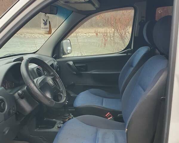 Белый Пежо Partner, объемом двигателя 1.4 л и пробегом 230 тыс. км за 1900 $, фото 16 на Automoto.ua