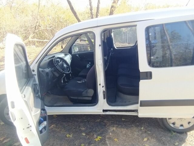 Белый Пежо Partner, объемом двигателя 1.6 л и пробегом 263 тыс. км за 4000 $, фото 8 на Automoto.ua