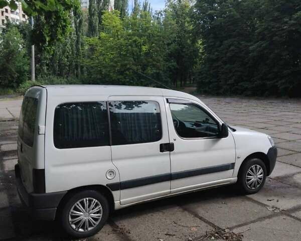 Белый Пежо Partner, объемом двигателя 1.4 л и пробегом 320 тыс. км за 3300 $, фото 3 на Automoto.ua