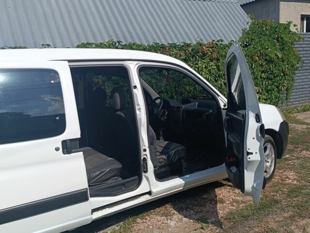 Белый Пежо Partner, объемом двигателя 2 л и пробегом 383 тыс. км за 3000 $, фото 1 на Automoto.ua