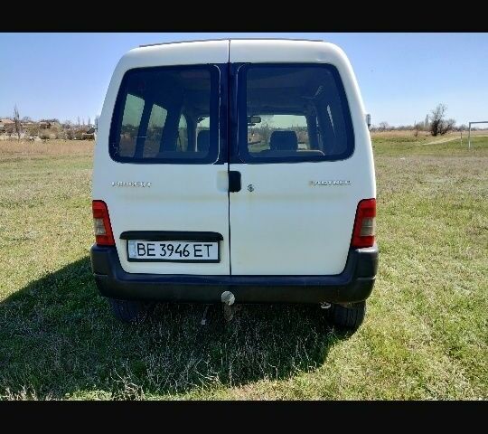 Белый Пежо Partner, объемом двигателя 1.9 л и пробегом 427 тыс. км за 3800 $, фото 4 на Automoto.ua