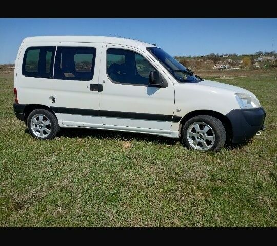 Белый Пежо Partner, объемом двигателя 1.9 л и пробегом 427 тыс. км за 3800 $, фото 2 на Automoto.ua