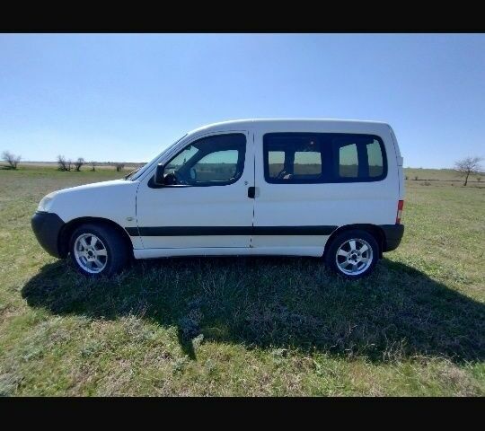 Белый Пежо Partner, объемом двигателя 1.9 л и пробегом 427 тыс. км за 3800 $, фото 1 на Automoto.ua