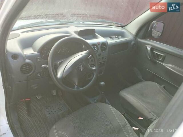 Білий Пежо Partner, об'ємом двигуна 1.36 л та пробігом 399 тис. км за 3300 $, фото 25 на Automoto.ua