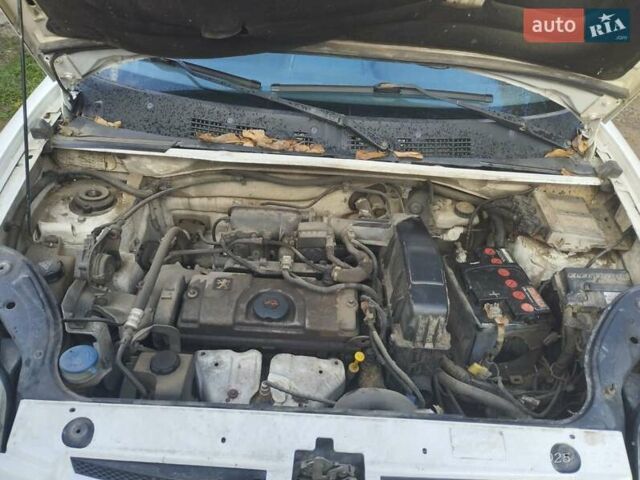 Білий Пежо Partner, об'ємом двигуна 1.36 л та пробігом 399 тис. км за 3300 $, фото 31 на Automoto.ua