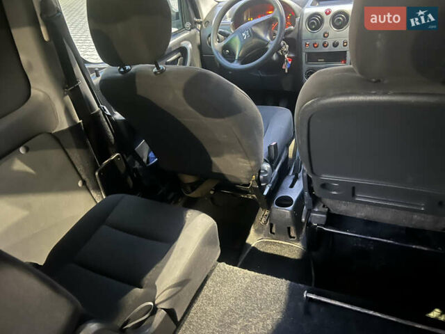 Белый Пежо Partner, объемом двигателя 1.6 л и пробегом 400 тыс. км за 2999 $, фото 6 на Automoto.ua