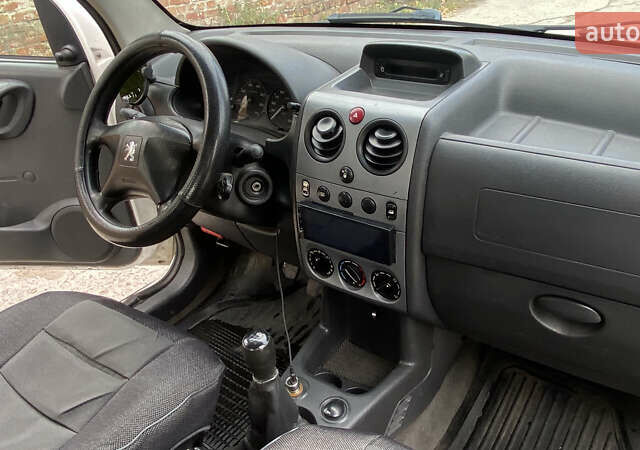 Білий Пежо Partner, об'ємом двигуна 1.6 л та пробігом 170 тис. км за 3200 $, фото 22 на Automoto.ua