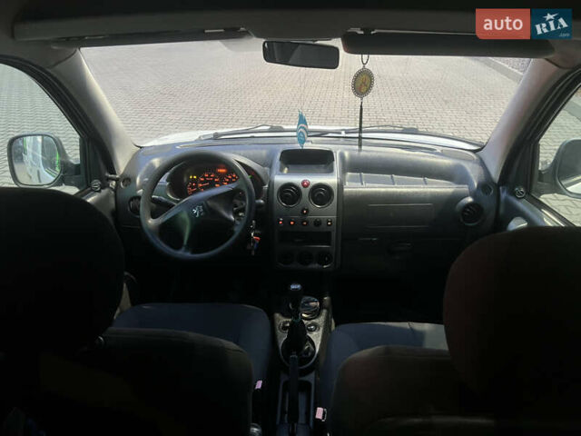 Белый Пежо Partner, объемом двигателя 1.6 л и пробегом 400 тыс. км за 2999 $, фото 3 на Automoto.ua