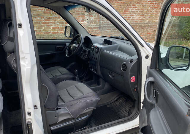 Білий Пежо Partner, об'ємом двигуна 1.6 л та пробігом 170 тис. км за 3200 $, фото 7 на Automoto.ua