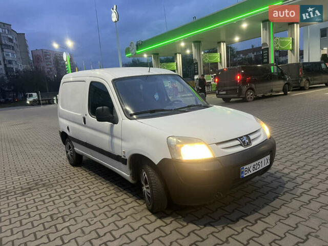 Белый Пежо Partner, объемом двигателя 1.6 л и пробегом 400 тыс. км за 2999 $, фото 9 на Automoto.ua