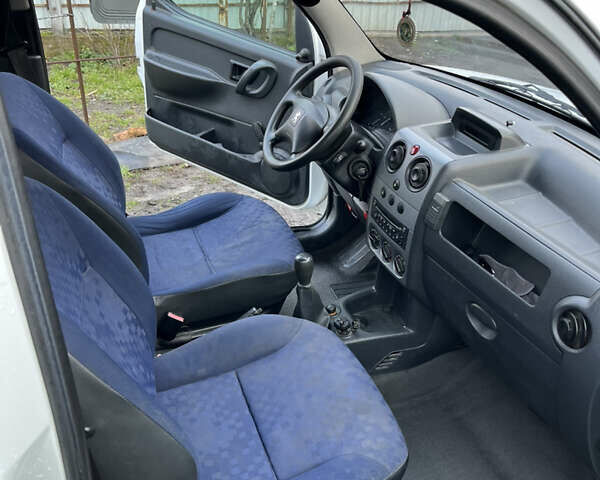 Белый Пежо Partner, объемом двигателя 1.56 л и пробегом 306 тыс. км за 4200 $, фото 9 на Automoto.ua