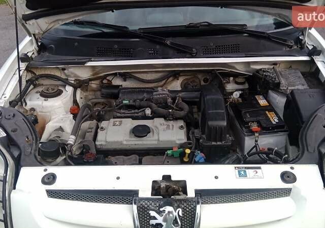 Белый Пежо Partner, объемом двигателя 1.4 л и пробегом 245 тыс. км за 4900 $, фото 17 на Automoto.ua