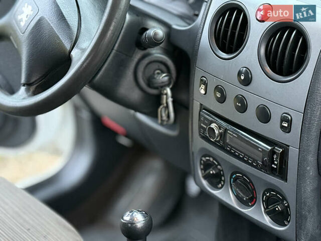 Білий Пежо Partner, об'ємом двигуна 1.6 л та пробігом 442 тис. км за 4750 $, фото 27 на Automoto.ua