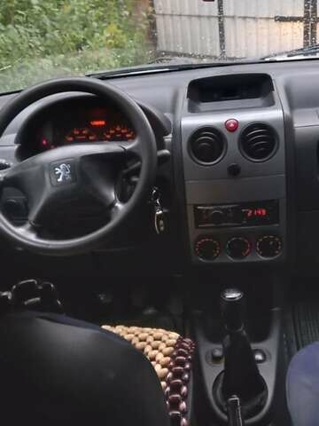 Белый Пежо Partner, объемом двигателя 1.56 л и пробегом 256 тыс. км за 3500 $, фото 2 на Automoto.ua