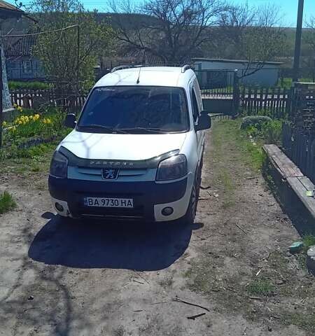 Белый Пежо Partner, объемом двигателя 1.4 л и пробегом 290 тыс. км за 2100 $, фото 1 на Automoto.ua