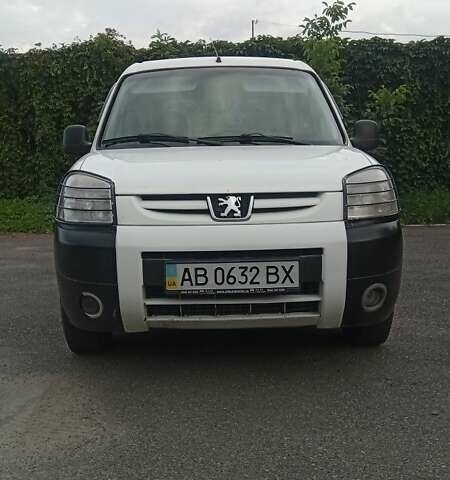 Белый Пежо Partner, объемом двигателя 1.4 л и пробегом 245 тыс. км за 4900 $, фото 1 на Automoto.ua