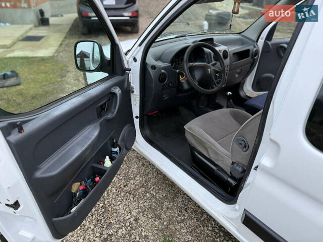 Білий Пежо Partner, об'ємом двигуна 1.6 л та пробігом 442 тис. км за 4750 $, фото 24 на Automoto.ua