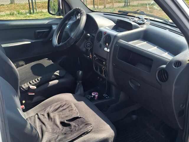 Белый Пежо Partner, объемом двигателя 1.6 л и пробегом 406 тыс. км за 3499 $, фото 6 на Automoto.ua