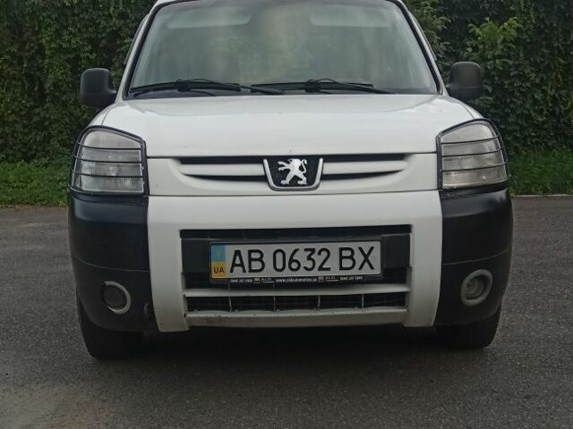 Белый Пежо Partner, объемом двигателя 1.4 л и пробегом 245 тыс. км за 4300 $, фото 2 на Automoto.ua