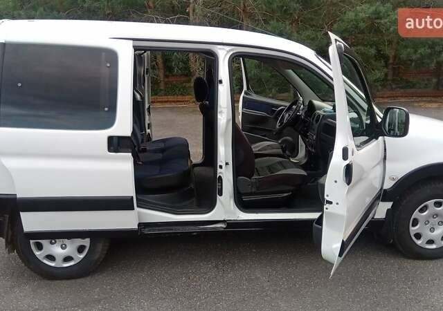 Белый Пежо Partner, объемом двигателя 1.4 л и пробегом 245 тыс. км за 4900 $, фото 10 на Automoto.ua