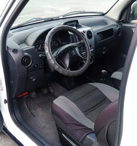 Белый Пежо Partner, объемом двигателя 1.4 л и пробегом 245 тыс. км за 4900 $, фото 13 на Automoto.ua