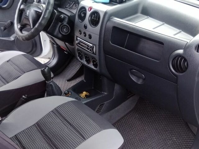 Белый Пежо Partner, объемом двигателя 1.4 л и пробегом 245 тыс. км за 4300 $, фото 12 на Automoto.ua