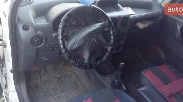 Белый Пежо Partner, объемом двигателя 1.4 л и пробегом 290 тыс. км за 2100 $, фото 2 на Automoto.ua