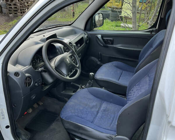 Белый Пежо Partner, объемом двигателя 1.56 л и пробегом 306 тыс. км за 4200 $, фото 3 на Automoto.ua